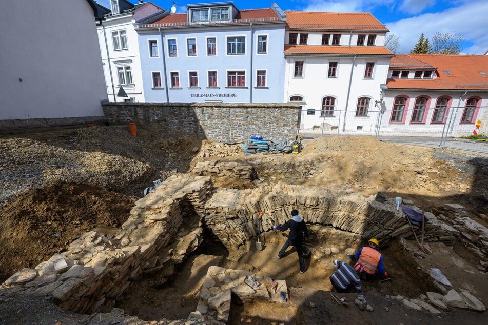 700 Jahre alte Mauer ausgebuddelt: Hier kommt Freibergs Geschichte ans Licht