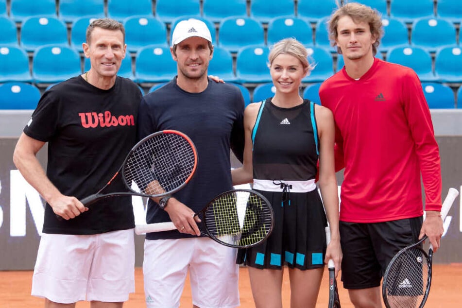 Patrik Kühnen (l-r), Turnierdirektor, Mischa Zverev, Tennisspieler, Lena Gercke, Model und Moderatorin, und Alexander Zverev, Tennisspieler, bei der Eröffnung des Turniers in München.