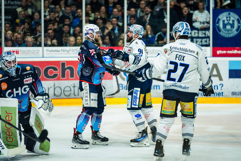 Die Stimmung in Ravensburg war aufgeheizt: Hier bekamen sich Philipp Mass (l.) von den Towerstars und Travis Turnbull in die Haare.