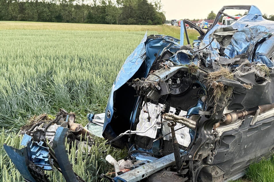 Tödliches Überholmanöver: Volvo kracht frontal in Skoda, unschuldige Frau hat keine Chance