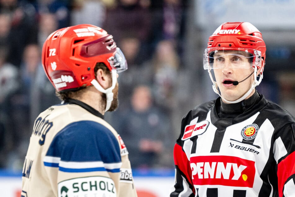 Horror beim Eishockey: Schiri bekommt Puck ins Gesicht - was dann passiert, schockiert alle