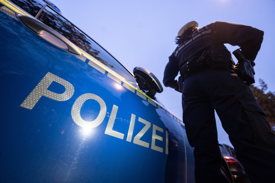 Bei der Kontrolle biss die Frau einem Beamten in den Oberarm. (Symbolbild)