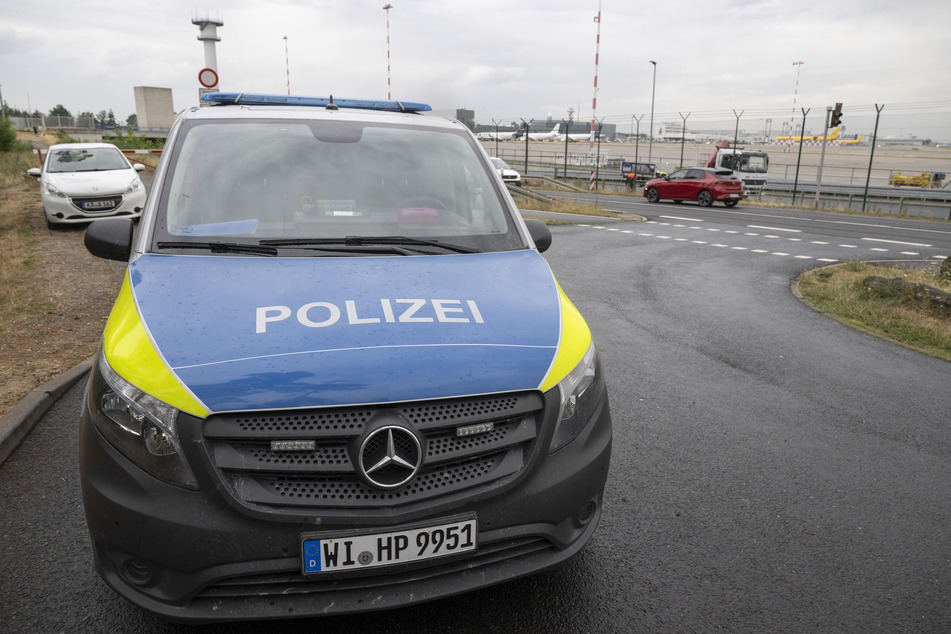 Halbnackter Mann klaut Mietwagen und sorgt für Furore am Flughafen