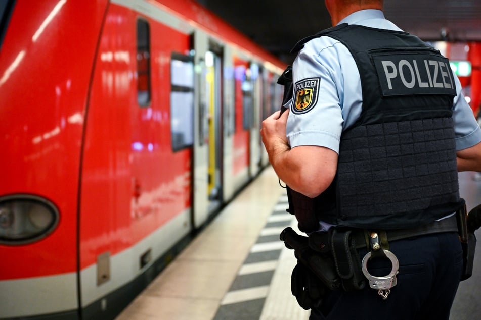 München: Ekel-Alarm im Zug nach München! Mann onaniert vor Frau: Polizei fahndet nach Exhibitionisten