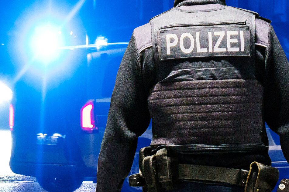 Frankfurt: Frankfurt: Taxifahrer bedroht Kunden mit Schusswaffe und fordert Geld