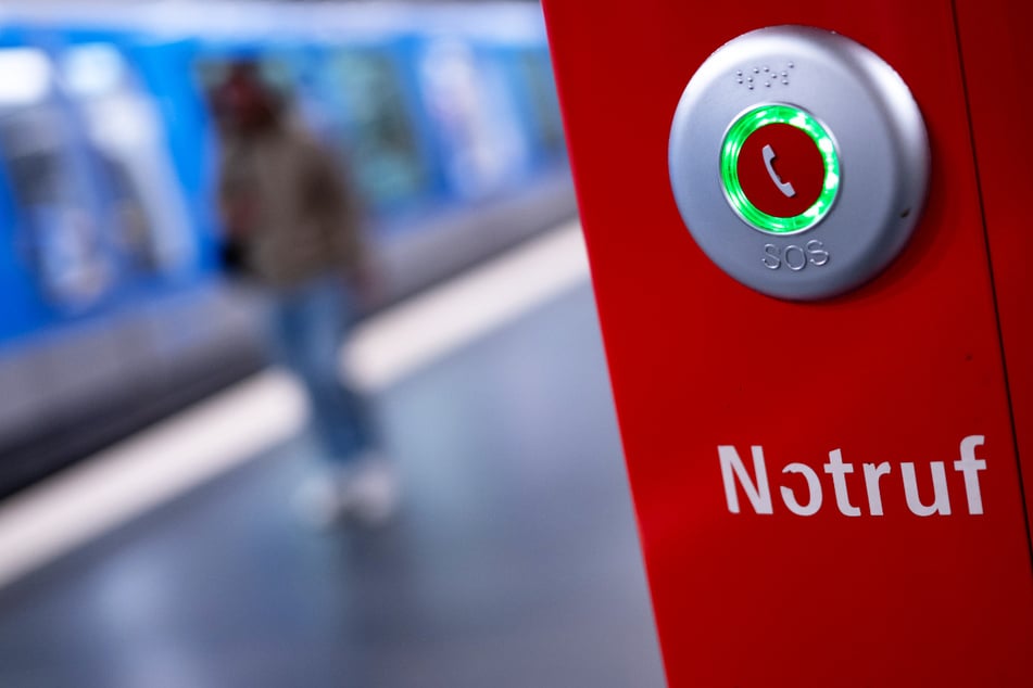 München: Streit eskaliert komplett: Mann blockiert Tür einer U-Bahn und verletzt Fahrer