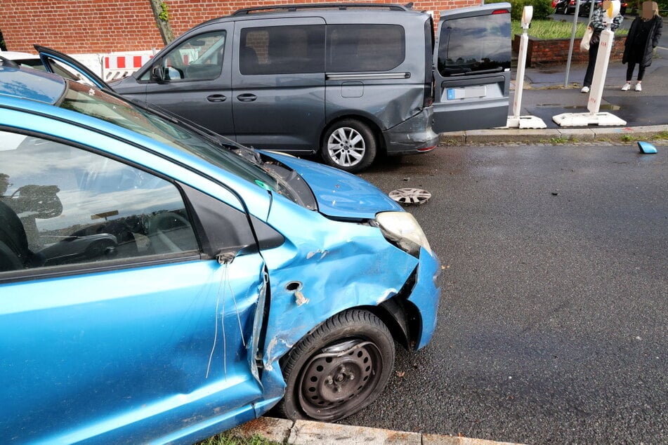 Bei dem Unfall wurden beide Autos stark beschädigt.
