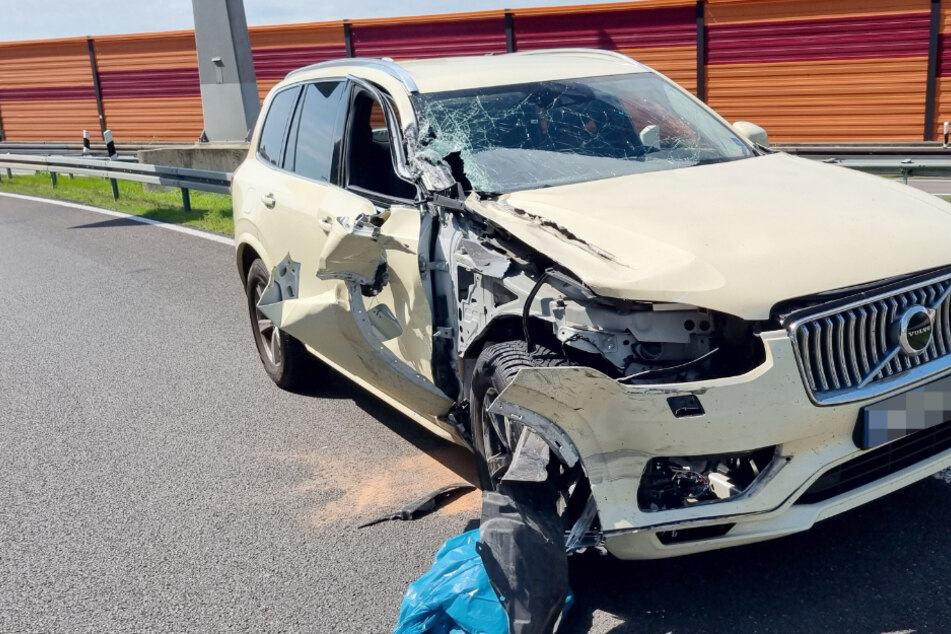 Unfall A4: Erneuter Unfall auf A4: Volvo und Lkw krachen zusammen