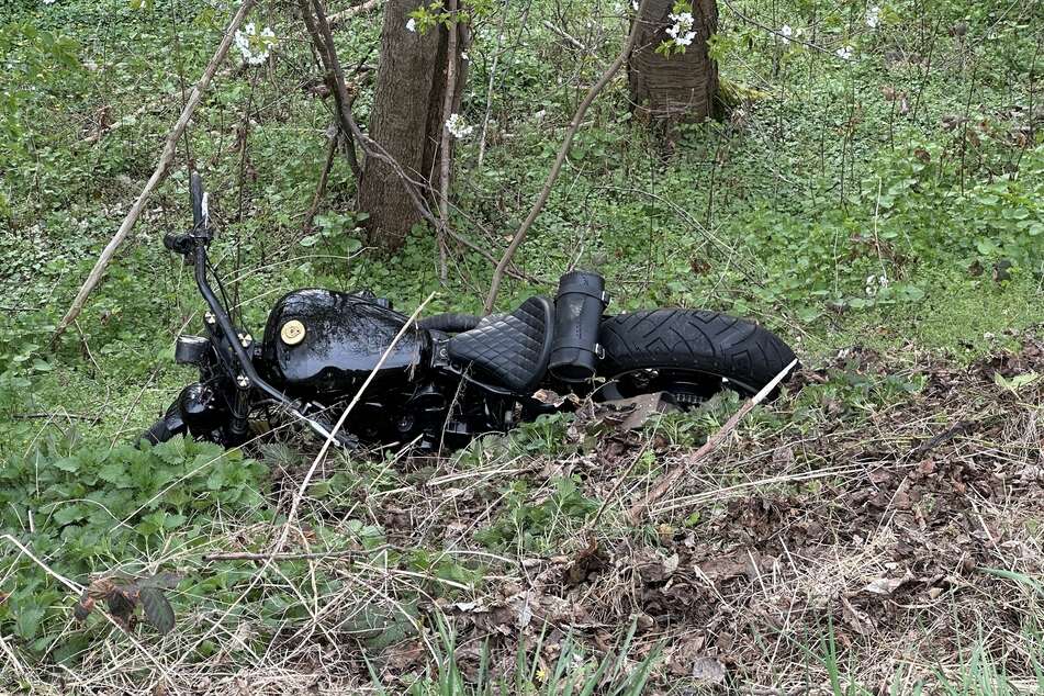Das Motorrad landete nach dem Crash im Straßengraben.