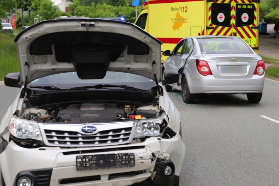 Vorfahrt missachtet? Crash im Erzgebirge, Straße gesperrt