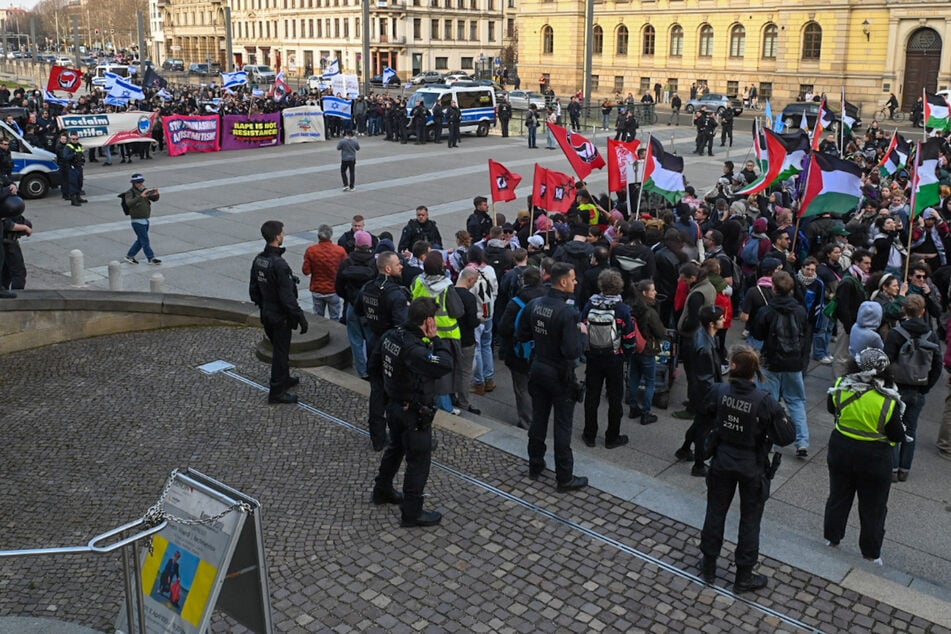 Leipzig: Demonstration und Gegenprotest: Hunderte Menschen auf Leipzigs Straßen