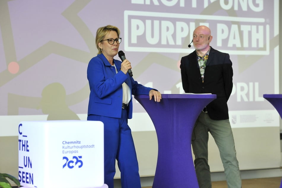 Purple Path eröffnet: Polit-Promis freuen sich über die Farbe Lila