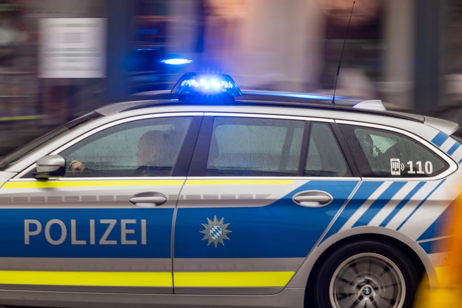 München: Raubüberfall in Giesing: Maskierter Gangster bedroht Verkäufer mit Schusswaffe